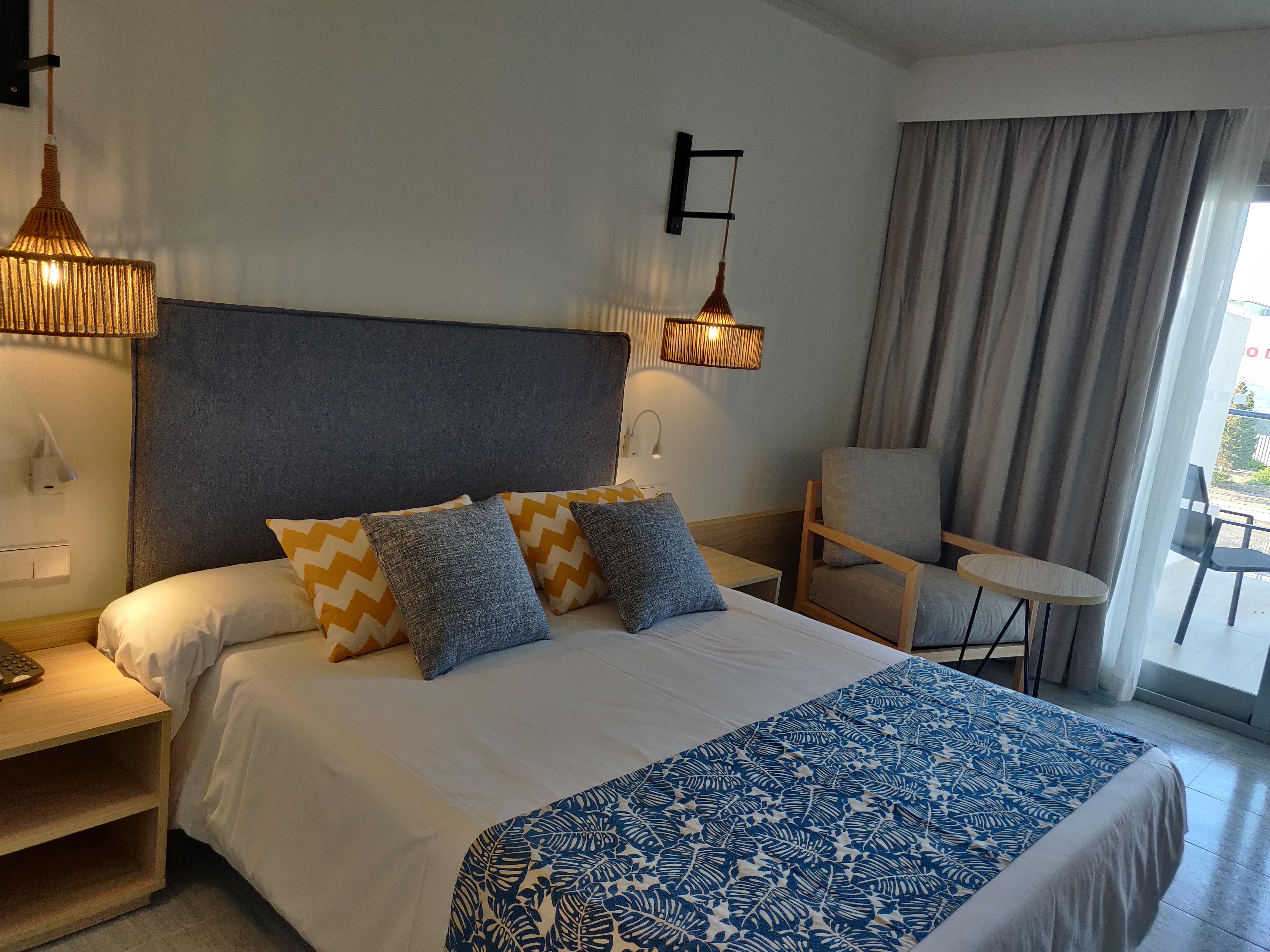 Cabogata Beach Hotel Ретамар Екстер'єр фото A bedroom in a hotel