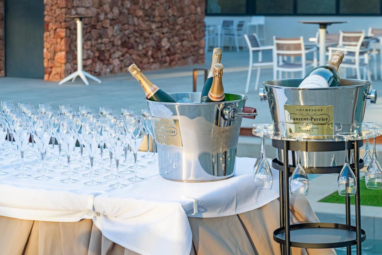 Cabogata Beach Hotel Ретамар Екстер'єр фото Champagne bottles in champagne buckets